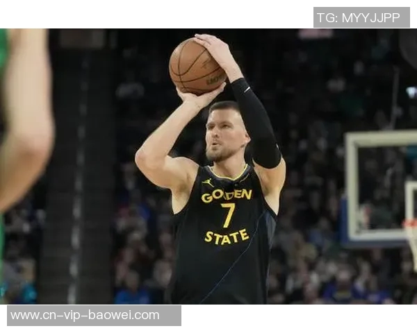 波尔津吉斯与杰伦布朗赛前轻松互动展现默契与友谊 波尔津吉斯与杰伦布朗赛前轻松互动展现默契与友谊